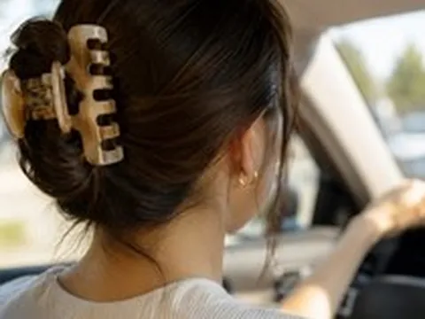 Người phụ nữ suýt mất mạng vì 1 VẬT DỤNG quen thuộc trên xe ô tô: Chuyên gia cảnh báo nguy cơ tăng cao trong ngày nắng nóng