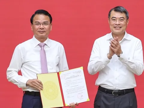 Công bố, trao quyết định của Bộ Chính trị về công tác cán bộ