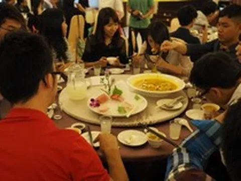 Nam sinh thi đỗ ĐH top đầu, bố mời cả họ tới mở tiệc linh đình nhưng 1 vị khách vừa tới đã nói thẳng: “Con anh nên thi lại ngay”