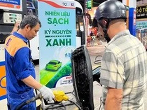 Giá xăng giảm mạnh gần 1.500 đồng/lít