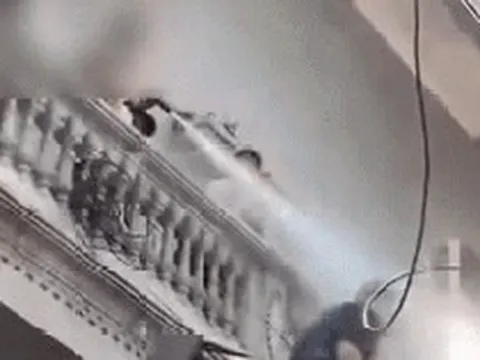 Clip người đàn ông xịt nước vào thợ xây nhà hàng xóm: Công an vào cuộc làm rõ