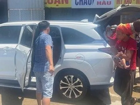 Người mẹ đưa 2 con nhỏ đi bộ qua miền Trung dưới nắng nóng trên 40 độ C