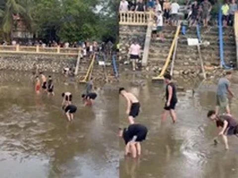 Tập bơi đánh rơi dây chuyền vàng, đôi vợ chồng tát cạn giếng ở Hà Nội để tìm tài sản