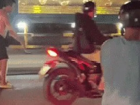 Cá sấu bò, trườn "dạo chơi" trên phố khiến nhiều người hoảng sợ: 17 giây khiến MXH tò mò