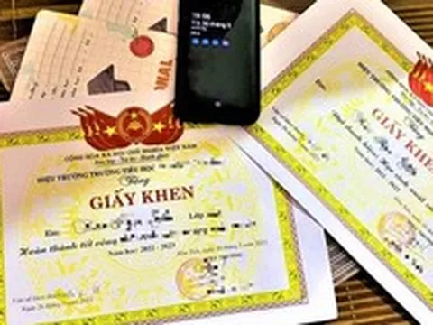 Lời khuyên cho những phụ huynh hay đăng giấy khen, bảng điểm của con lên mạng xã hội