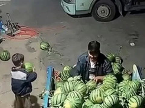 Đoạn clip vài giây bên xe dưa hấu khiến hàng chục nghìn người suy ngẫm: Có cha mẹ kiểu này là PHƯỚC PHẦN của con