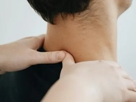 Đi tẩm quất chữa đau vai gáy, chàng trai 27 tuổi suýt liệt nửa người sau tiếng “rắc”