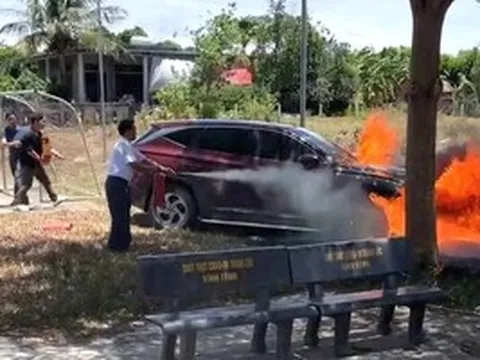 Ô tô tiền tỉ cháy dữ dội khi chủ xe đang dự đám cưới
