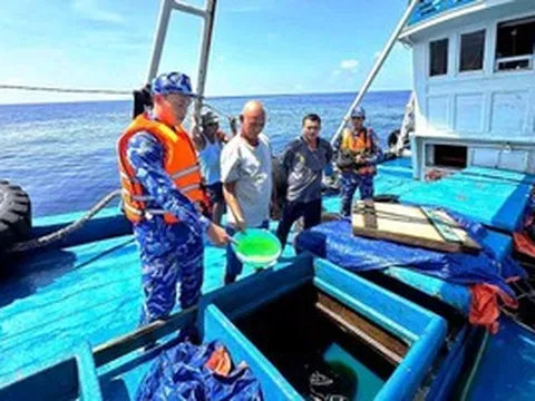 Bắt tàu vận chuyển hơn 150.000 lít dầu trái phép trên vùng biển Tây Nam.
