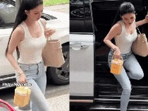 Ngọc Trinh gây sốt khi mặc lại quần jeans 10 tuổi
