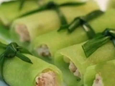 Eo bánh mì, mỡ bụng xập xệ muốn siết cân thì nạo mỏng quả bí xanh rồi cuộn theo cách này, da mướt mượt, vòng hai thon gọn thấy rõ