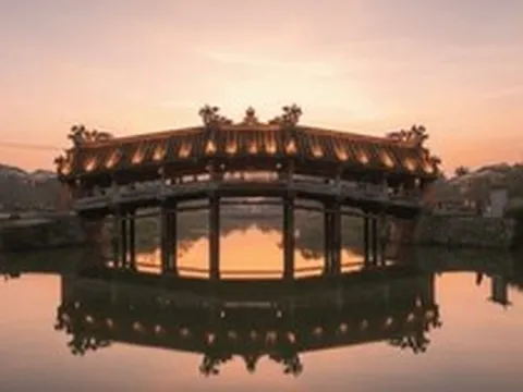 Nghe lời anh taxi kể chuyện phú bà hiến tài sản, khách Việt đổ xô đến diện kiến cây cầu 250 tuổi tuyệt đẹp ở Huế