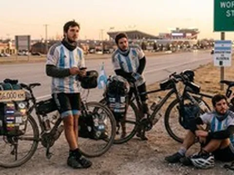 Phát hiện 3 người đàn ông đạp xe nửa vòng Trái đất để mua vé World Cup: Cái kết tàn nhẫn tới mức không ai ngờ