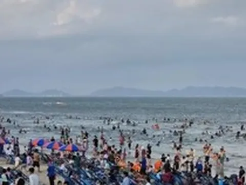 Biển Vũng Tàu 'ken đặc' du khách