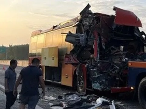 Một người nguy kịch sau vụ xe khách đâm xe container trên tuyến cao tốc Phan Thiết - Dầu Giây