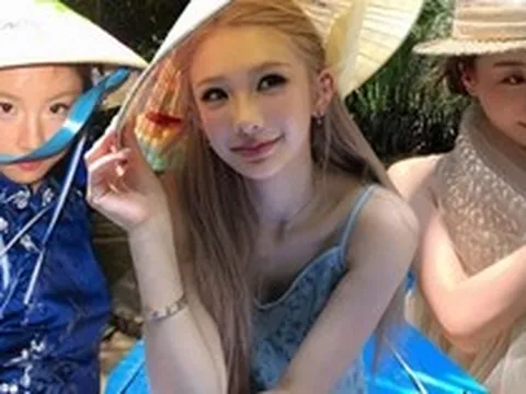 Tỷ tỷ xứ Trung đua nhau mặc sườn xám ghé miền Tây đội nón lá chèo xuồng, làm nên mấy bộ hình "chấn động"
