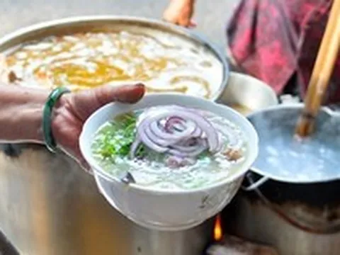 Cùng dính lùm xùm vệ sinh, huyền thoại phở phố cổ "bay màu" khỏi Michelin còn quán bánh xèo vẫn trụ hạng khó tin