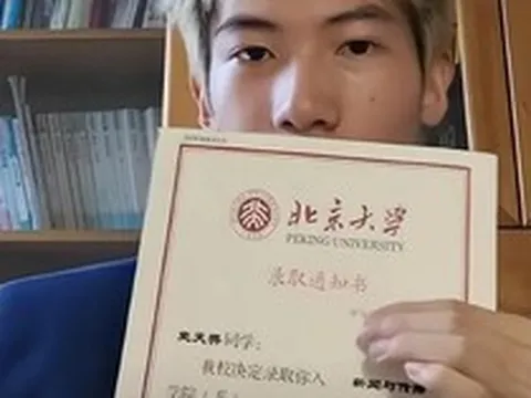 Chàng trai tóc vàng gây sốt vì đỗ Đại học Bắc Kinh dù "chỉ ôn 1 ngày", bị mỉa mai "ra trường đi giao đồ ăn"