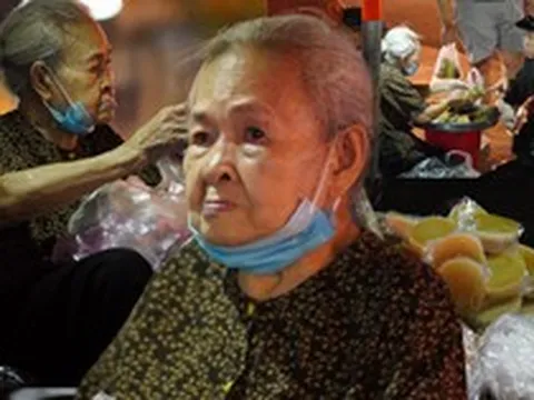 Cụ bà 90 tuổi bán bánh rong giữa trung tâm TP.HCM: "Bà còn mần được thì bà vẫn mần"