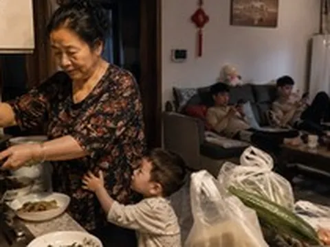 Tôi nghỉ hưu với 1 tỷ đồng tiết kiệm, 5 năm sau chỉ còn chưa đến 200 triệu: Bài học đắt giá về kiểu "phụ thuộc ngầm" trong nhiều gia đình hiện nay