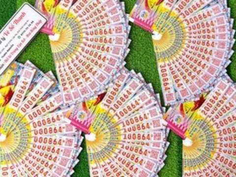 Trúng xổ số miền Nam, nhiều người đổi thưởng xuyên đêm
