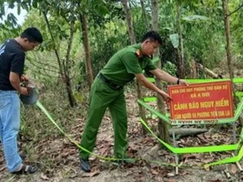 Chạm mặt "vật thể lạ" trong rẫy, người dân lập tức trình báo