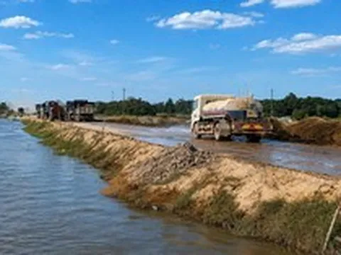 Thi công cao điểm tại cảng hàng không Quảng Trị: Tăng cường xe tưới nước kiểm soát bụi