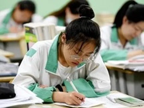 Nữ sinh học giỏi nhất tỉnh nhưng ngủ quên gần hết giờ thi ĐH, vừa nộp bài vừa khóc lớn: Đến lúc công bố điểm cả trường đều thấy khó tin