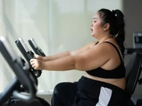 Nhịn ăn liên tục 6 ngày, giảm liền 7,5kg, cô gái 25 tuổi tự thưởng 1 xô gà rán, 2 gói mỳ cay rồi phải nhập viện gấp