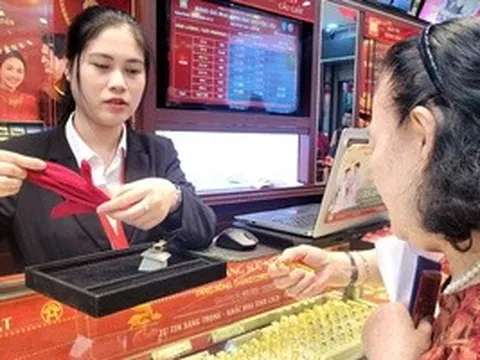 Chuyên gia lý giải vì sao giá vàng "ngủ dậy" giảm hàng triệu đồng mỗi lượng