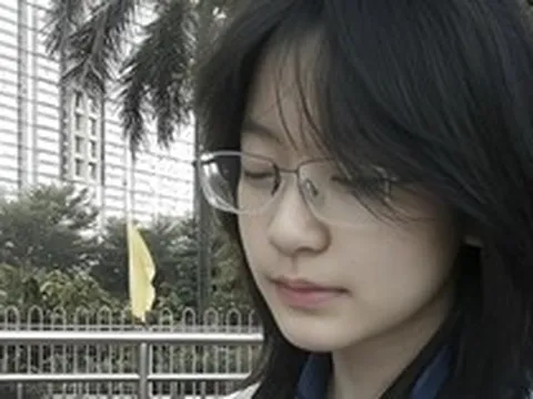 Chỉ còn 25 phút là hết thời gian làm bài thi đại học, một nữ sinh bất ngờ giơ tay: "Thưa thầy, em xin đổi phiếu trả lời"
