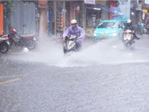 Mưa dông sầm sập từ tối nay, cảnh báo lũ trên các sông thuộc khu vực Bắc Bộ
