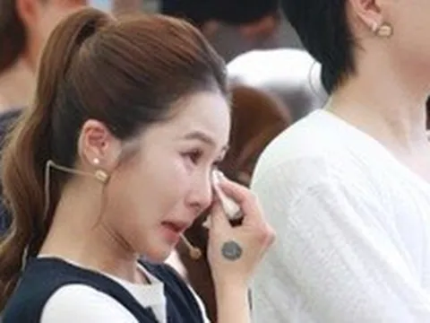 Hương Tràm về quê hương Nghệ An, bật khóc bỏ tiền túi làm một việc quan trọng