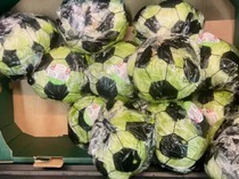 Xà lách cuộn hình bóng đá ở siêu thị giá 30 nghìn đang viral: Nhiều người mua vì tinh thần World Cup quá!