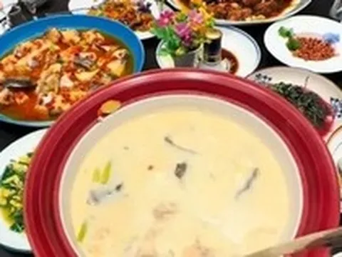 Đằng sau video viral cảnh bể cá vỡ tung thành “thủy cung” trong nhà: Đàn cá giá 1 tỷ đã bị chủ nấu lên ăn hết