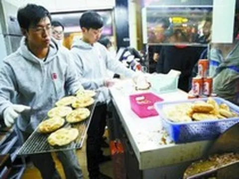 Phát hiện 3 kỹ sư trẻ bỏ việc lương cao, kiếm hơn 39 triệu đồng/ngày nhờ đi bán bánh mì kẹp thịt