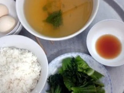 Vợ chồng lương 23 triệu nhưng mỗi tháng chỉ tiêu 5 triệu, mẹ chồng lên thăm nhìn mâm cơm liền nổi giận: "Tiết kiệm kiểu này rồi có ngày trả giá"