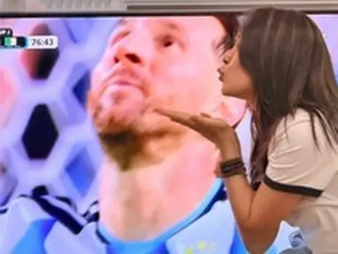 Mỹ Tâm hôn gió và thả tim cho Messi