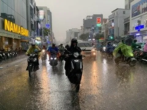 Bầu trời TPHCM tối sầm, mưa lớn kéo dài