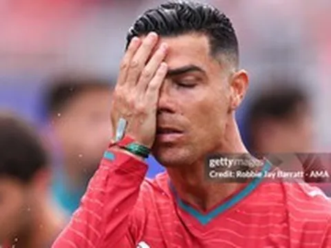 Thật đau lòng khi chứng kiến Ronaldo buồn và bất lực thế này!