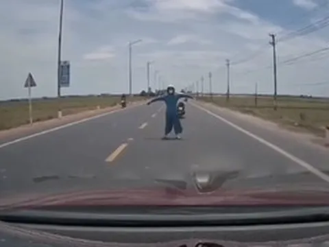 VIDEO: Hành động khó hiểu của một người phụ nữ ở Quảng Trị gây xôn xao