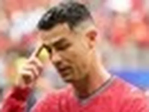 Ronaldo bị chế giễu khắp mạng xã hội