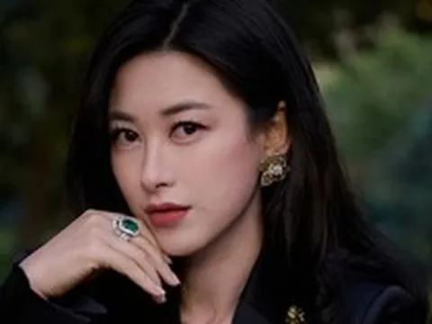 Mỹ nữ Chu Châu thời đi học "bất thường" như nào mà cô giáo phải thốt lên: Em rốt cuộc có bao nhiêu bố mẹ thế?