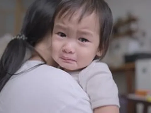 Vì sao có những đứa trẻ lớn lên lạnh nhạt với mẹ dù được chăm sóc hết mực? Câu trả lời khiến nhiều phụ huynh giật mình