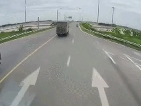 Clip: Taxi húc đuôi xe tải rồi cùng lao xuống ruộng