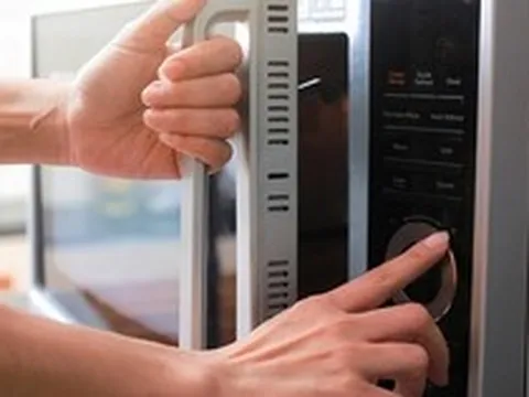 Cảnh báo đặc biệt tới những gia đình đang dùng lò vi sóng