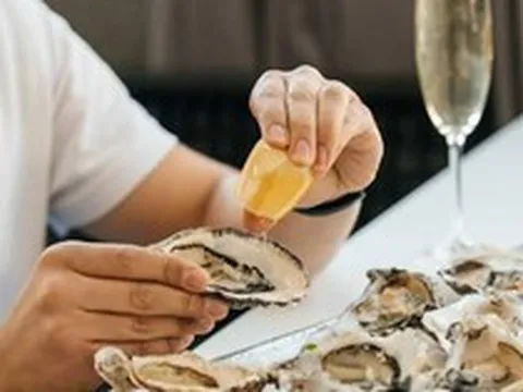 Thường xuyên ăn hàu để tăng bản lĩnh, người đàn ông nhận kết quả bất ngờ từ bác sĩ