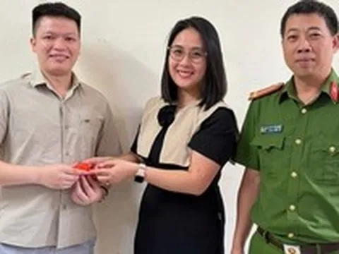 Phát hiện hộp màu đỏ có 2 nhẫn vàng trước cửa siêu thị, công an mời một người đàn ông lên xác minh