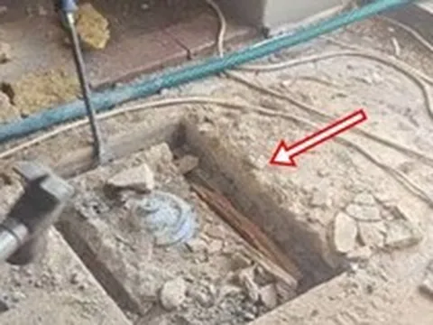 Kéo sợi dây lạ nhô lên từ nền nhà, người thợ không ngờ thứ xuất hiện sau đó trị giá hơn 70 tỷ đồng