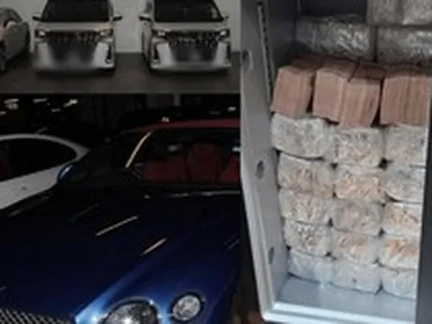 Phát hiện hơn 468 tỷ đồng tiền mặt, 50 xe sang và 250 túi xách hàng hiệu trong 1 căn chung cư cao cấp